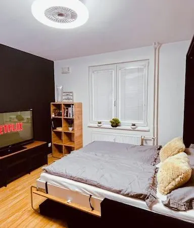 Moderny S Parkovanim Apartman *