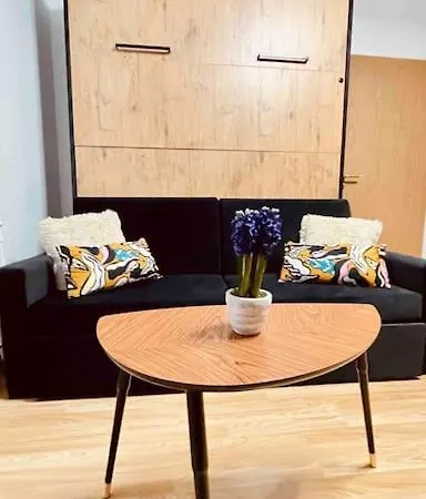 Moderny S Parkovanim Apartman